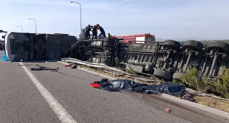 Türkiyədə DƏHŞƏTLİ QƏZA –  Yük maşını sərnişin avtobusu ilə toqquşdu